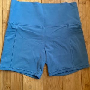 Athleta salutation stash pocket II 5” short size M